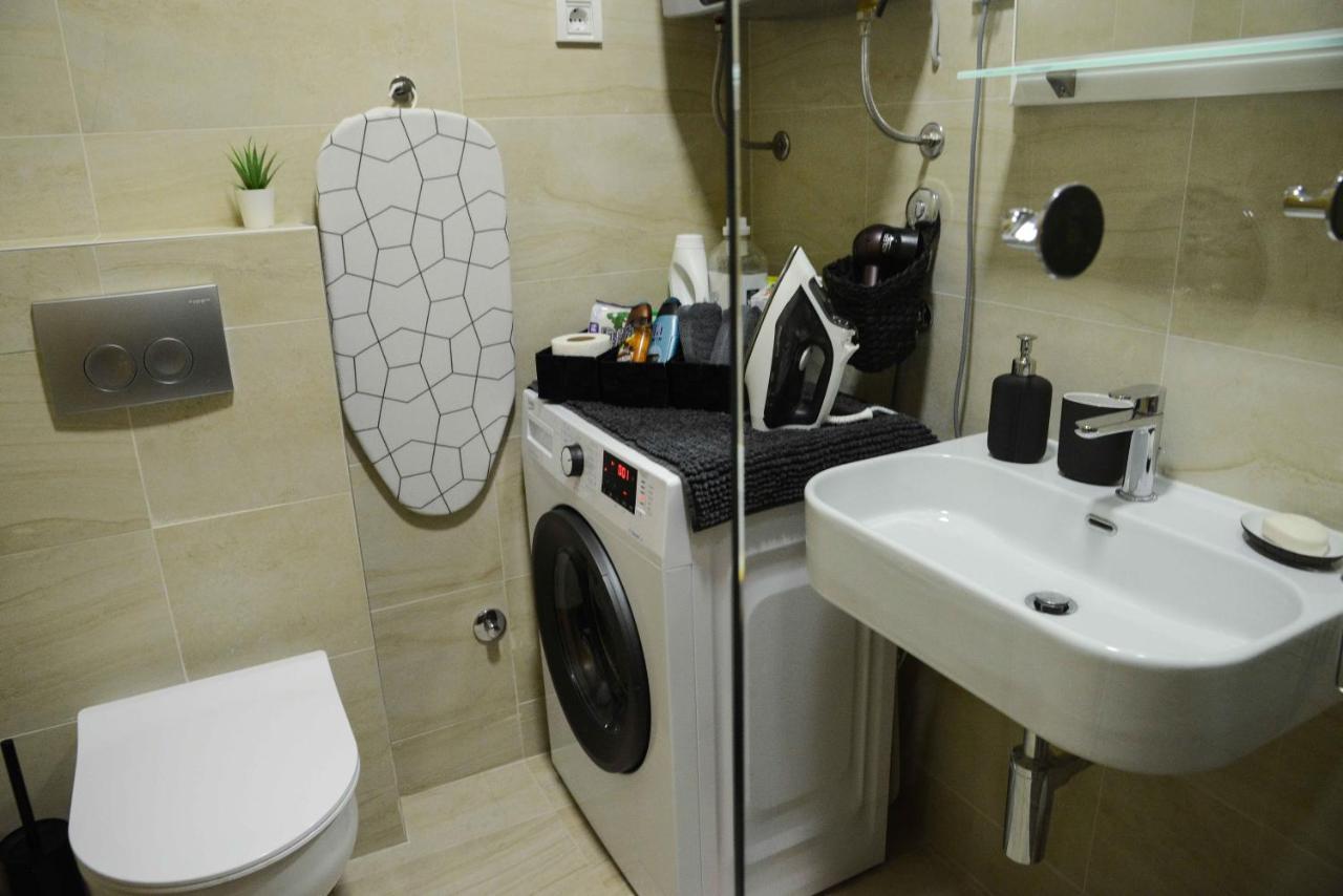 Tesla 70 Apartment With Secure Parking In The Garage Novi Sad Exterior foto